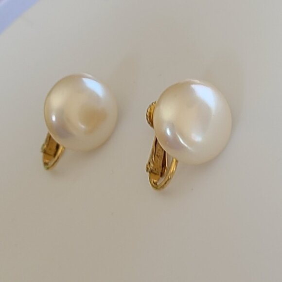 Vintage Marvella Round Screw Back Faux Pearl Gold Plated Statement Earrings - Picture 8 of 9